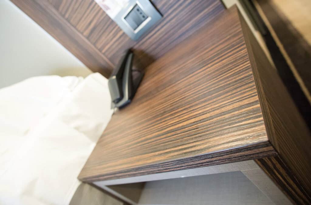 Kontrplak Laminat Panel: Ahşap Gücü ile Laminat Yüzeyi Nasıl Birleşir?